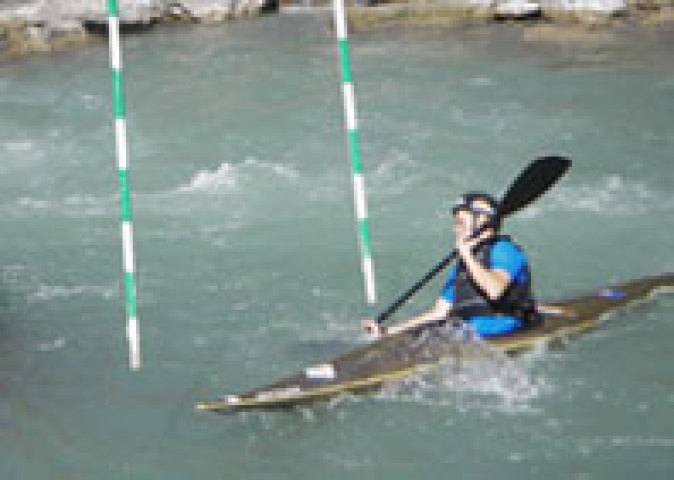 Competition kayaking: high precision in flowing water