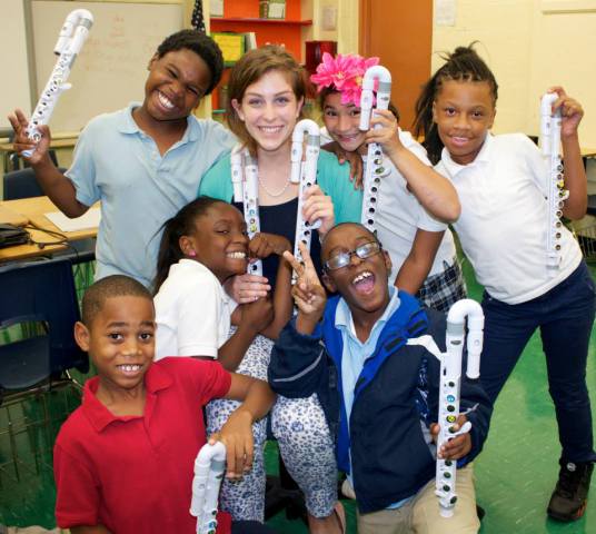 Facilitating music learning thanks to plastics