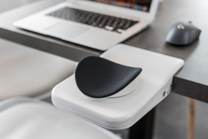 An ergonomic armrest to combine telecommuting and comfort